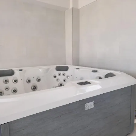 Hera Infinity Pool&spa Apartament *